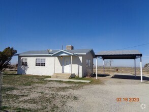 Building Photo - Cozy Ranch House on 2.5 Acres