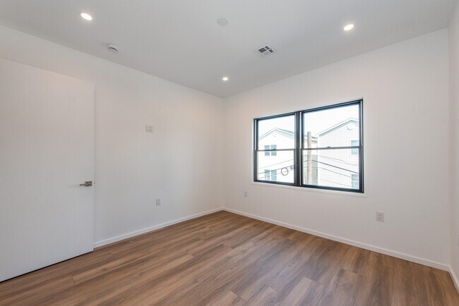 Building Photo - 206 Harrison Ave