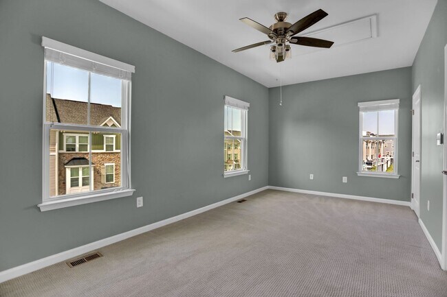 Building Photo - Stunning Townhome with Water Views!
