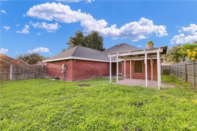 Building Photo - 4621 W Maple Ave