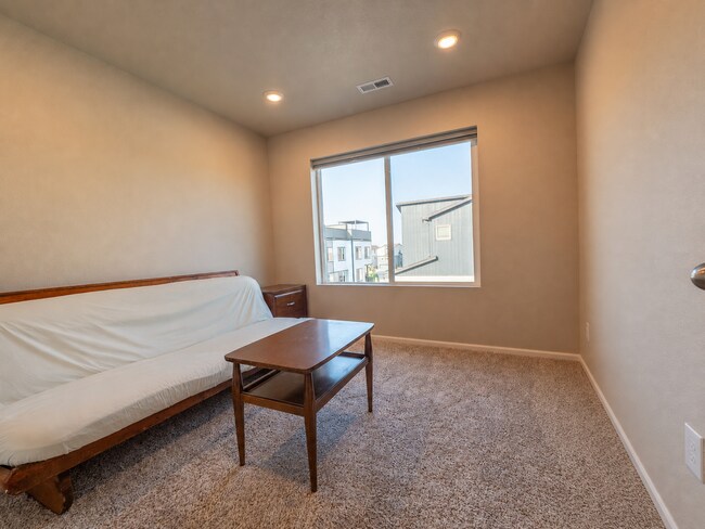 Building Photo - Astonishing 3 Bed/3.5 Bath Tri Level Townhome.   Must see to believe!!
