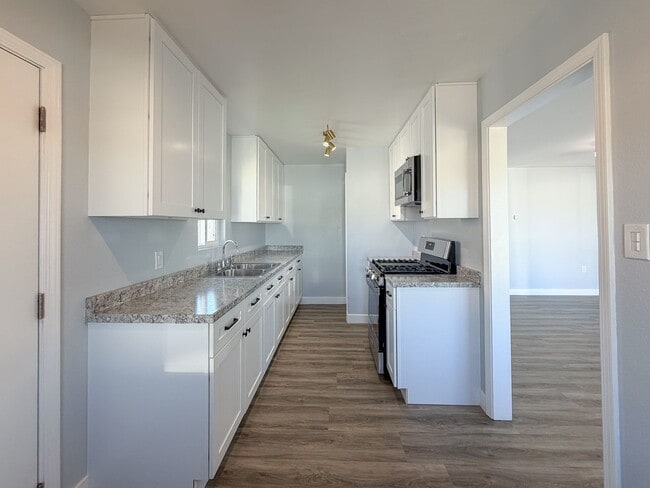 Building Photo - 502-504 E Hemlock- LT