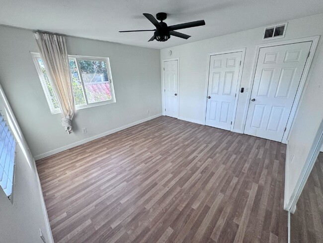 Building Photo - "Spacious 3-Bedroom Condo with 2 Full Bath...