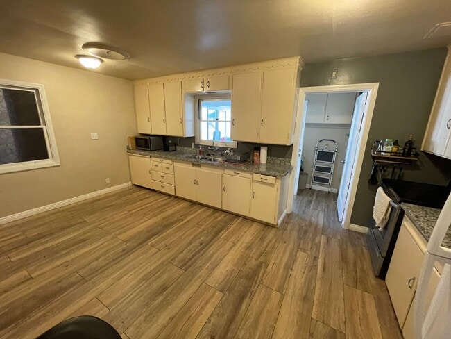 Building Photo - Large 3 Bedrrom 2 Bath Home Close to Orovi...