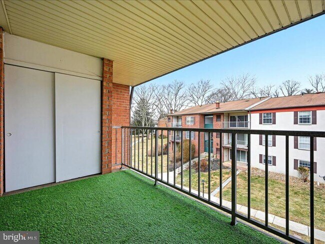 Building Photo - 421 Drummers Ln