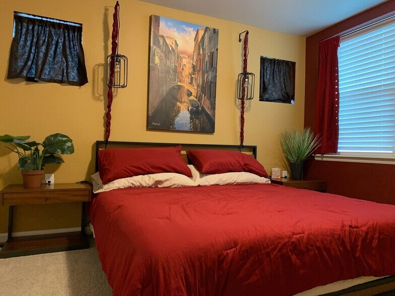 Building Photo - 210 Marshall Mews St