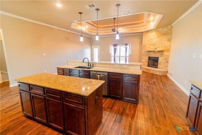 Building Photo - 2033 Catkins Ln