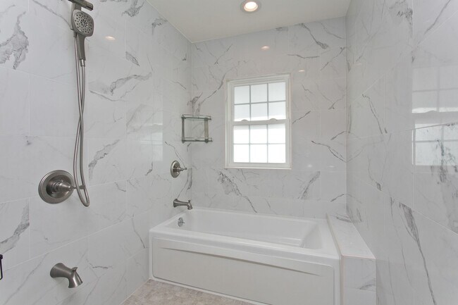 Building Photo - Diamond Head - Pet friendly - furnished 3 bedroom home with garage! Available now!