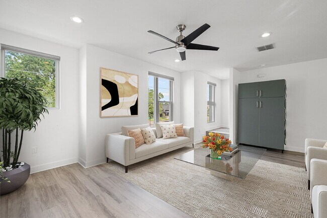 Building Photo - BEAUTIFUL Townhome For Rent in Downtown St Petersburg!