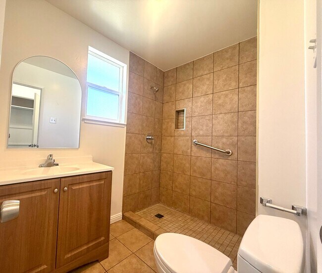 Building Photo - N Claremont