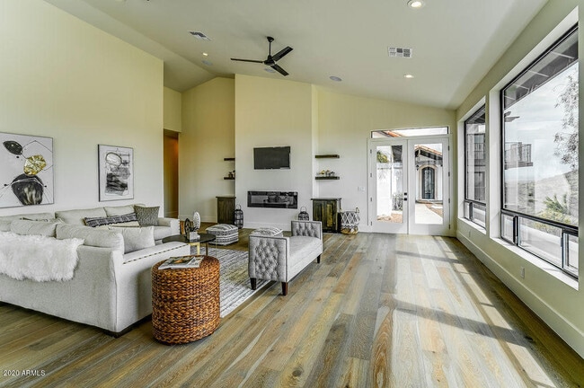 Building Photo - 301 E Jomax Rd