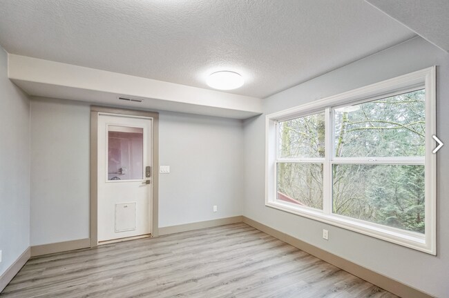 Building Photo - Gorgeous 4 Bed, 2.5 Bath House!