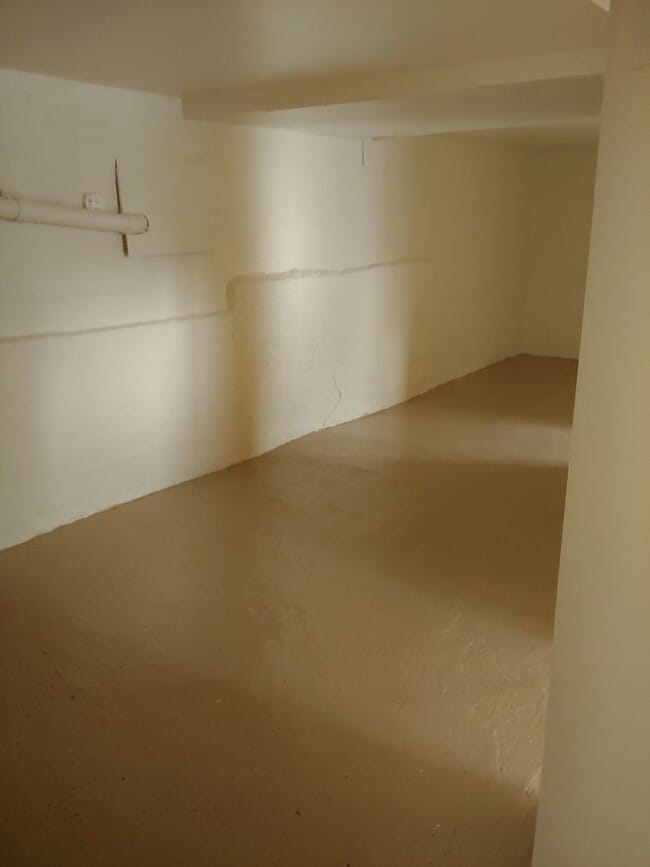 Building Photo - 4 Bedroom 1 Bath- Home