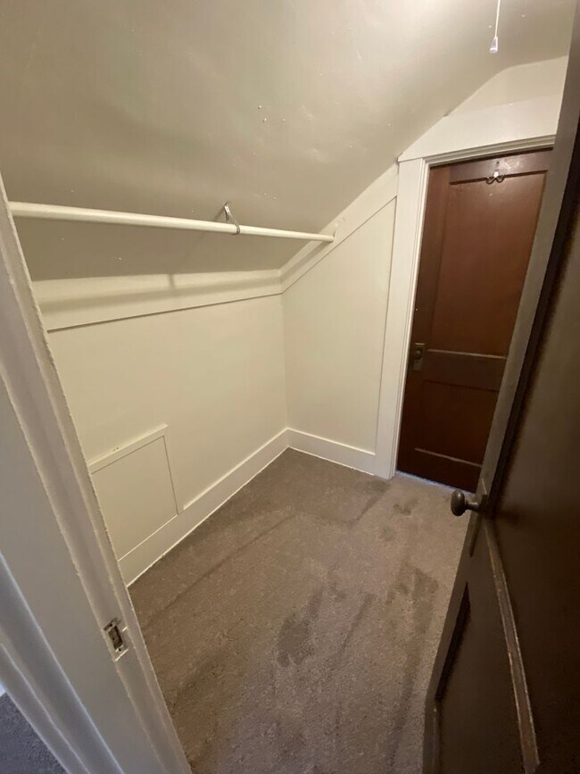 Building Photo - 15721 Main St E