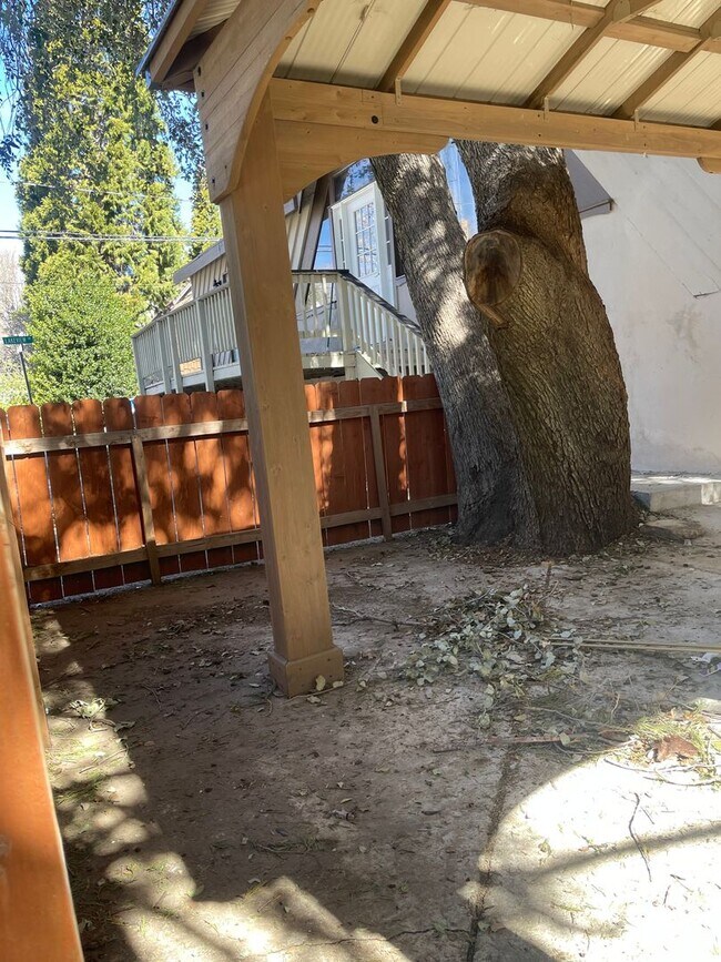 Building Photo - Minutes from Lake Arrowhead!