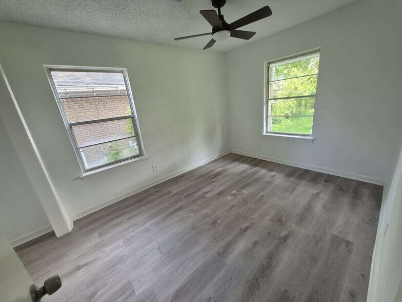 Building Photo - 10221 Bretton Dr