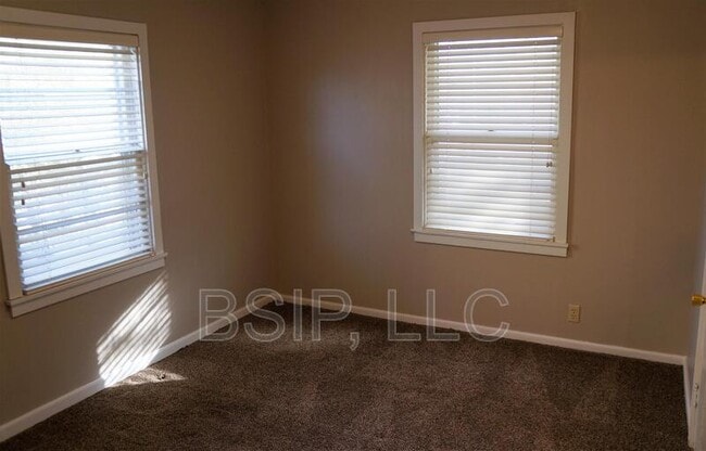 Building Photo - 1141 NE Chester Ave