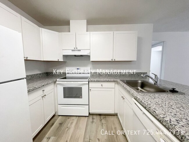 Building Photo - NEWLY UPGRADED 2BD 1BA CONDO * UPSTAIRS UN...