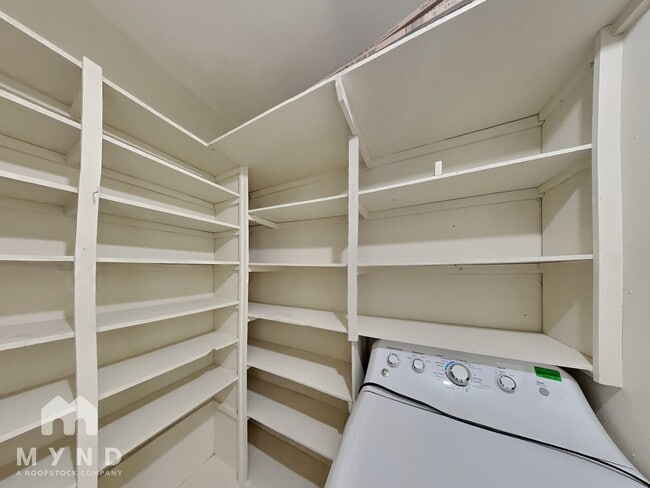 Building Photo - 903 E 5th St