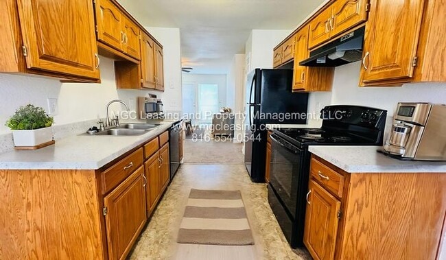 Building Photo - Creekwood Park Townhomes — Reduced rent + claim your choice of a brand-new 55" TV or a $250 Amazo...