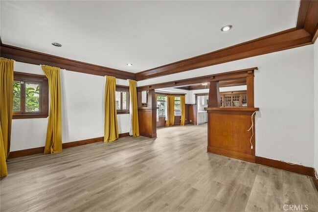 Building Photo - 1549 N Kingsley Dr