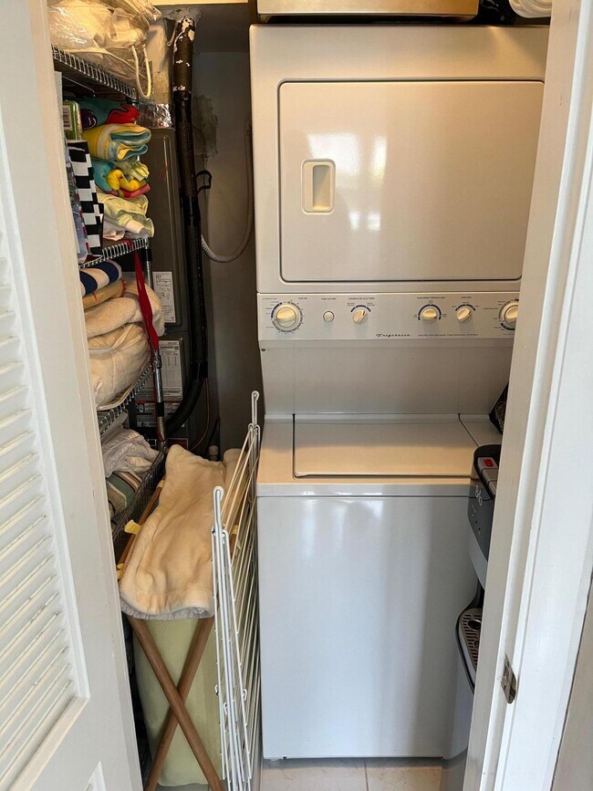 Building Photo - 1221 Hillsboro Mile