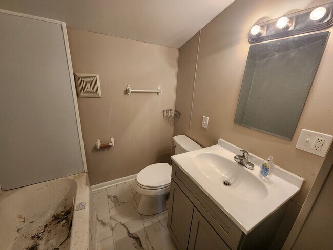 Building Photo - 651 Lincoln Way W