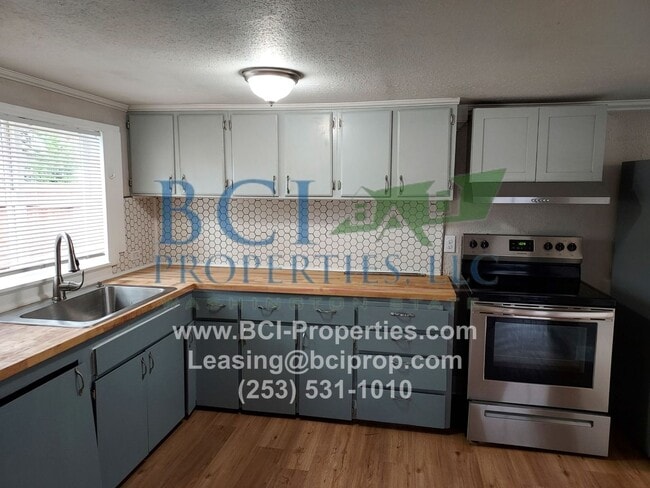 Building Photo - Beautifully remodeled 2 bedroom Duplex nex...