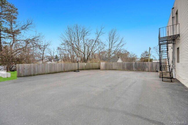 Building Photo - 1550 Montauk Hwy