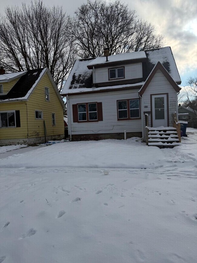 Building Photo - 3 bedroom Home Lower credit scores accepted with proof of income!!