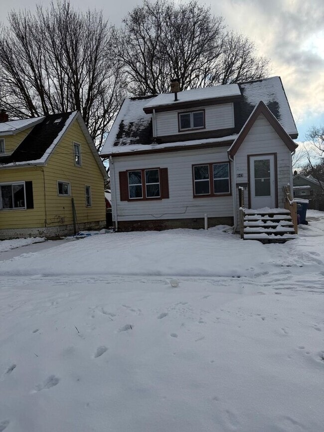 Primary Photo - 3 bedroom Home Lower credit scores accepted with proof of income!!