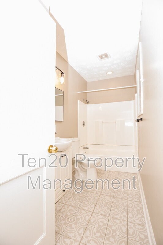 Building Photo - 3909 Crestview Dr