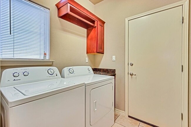 Building Photo - 3873 Loma Brisa Dr