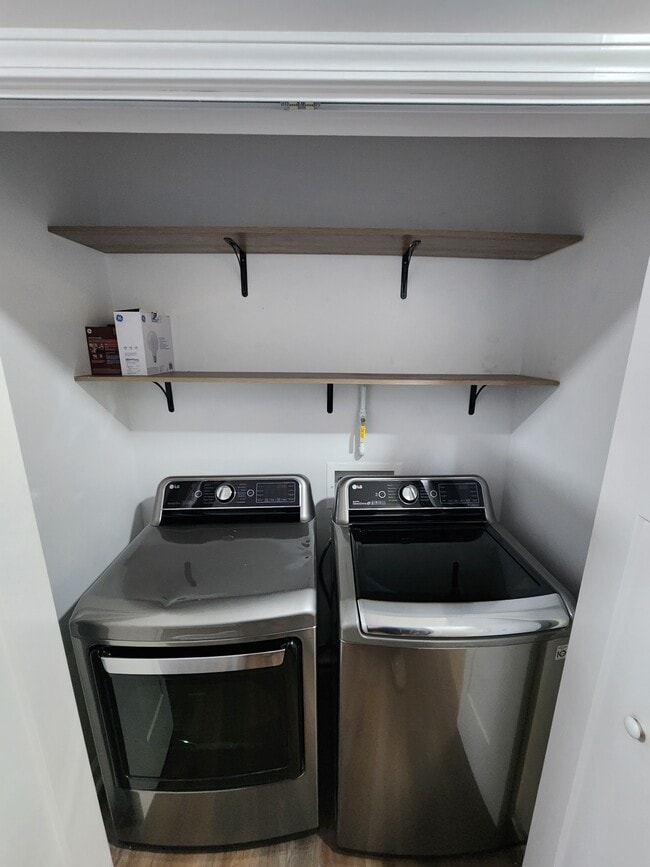 Building Photo - 405 W 7th St