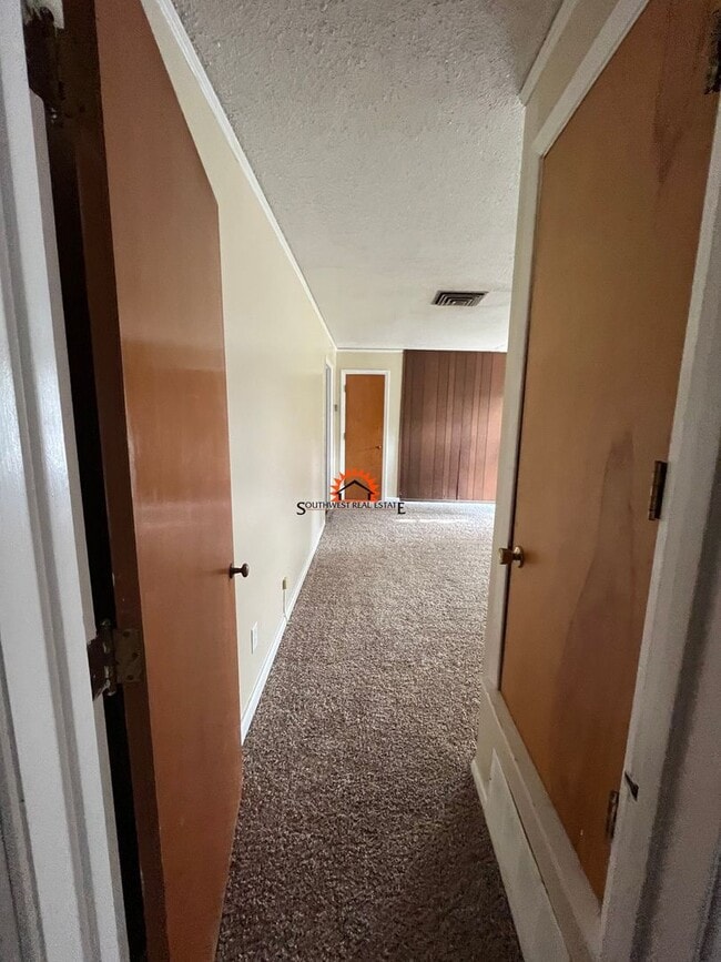 Building Photo - Spacious 3 bedrooms 1.5 baths home with 1 ...