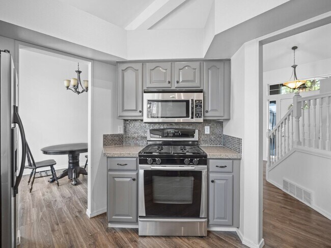 Building Photo - 4bedroom/3bath w/Garage/washer/dryer/fence...