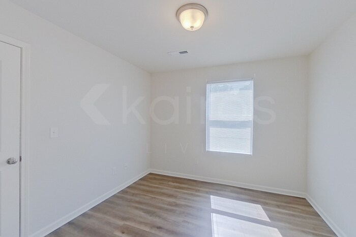 Building Photo - 137 Shamrock Dr SW