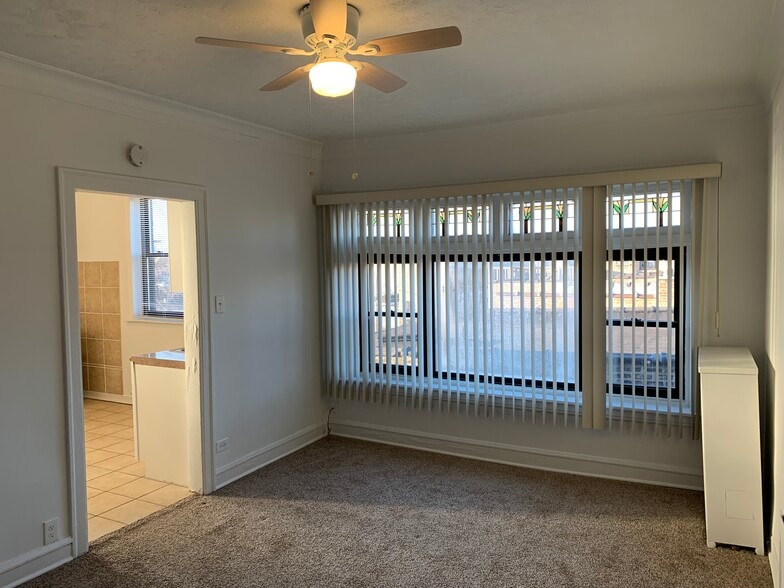 Building Photo - 8014 S Vernon Ave