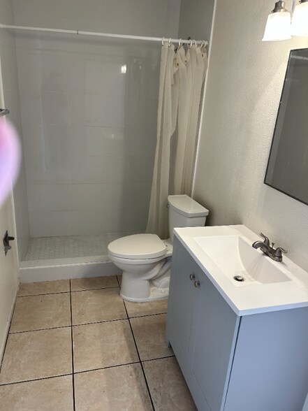 Building Photo - 1315 W 5th St