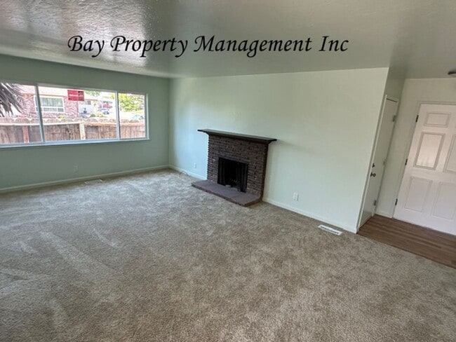 Building Photo - Beautifully Updated 3 Bedroom Home on a Corner Lot