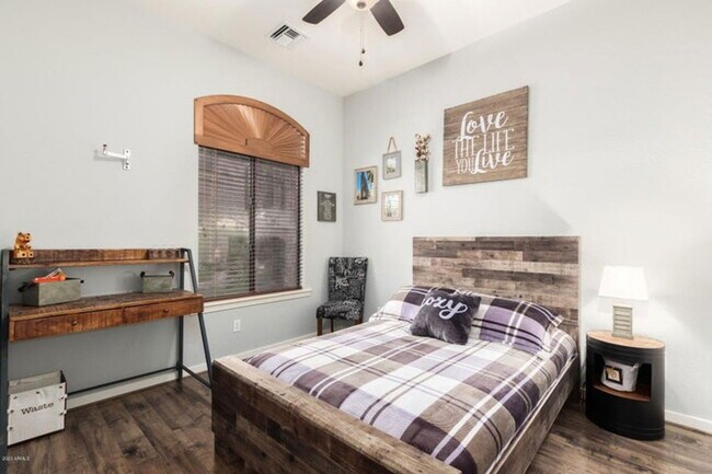 Building Photo - 908 Elm St