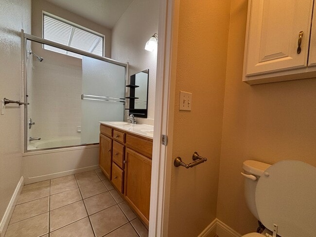 Building Photo - Sharp Home!