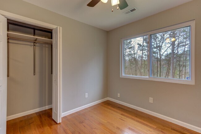 Building Photo - 5 bed 3 bath - Gorgeous Large Family Home ...