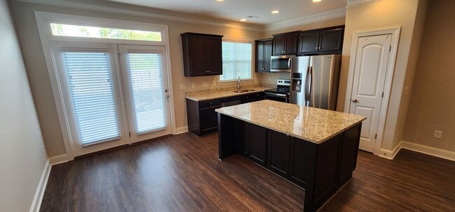 Building Photo - Townhome w/gargae convenient to shopping a...