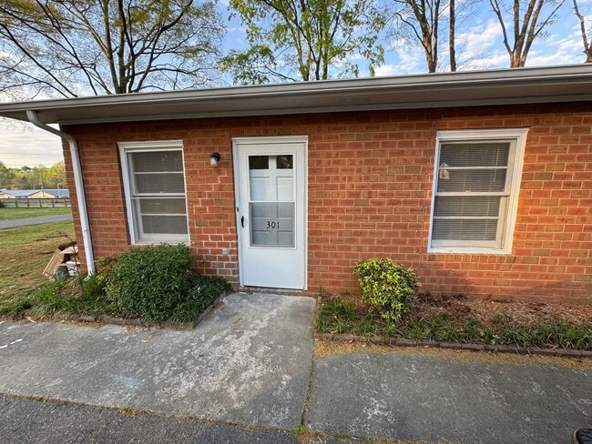 Building Photo - Great One Bedroom in Matthews