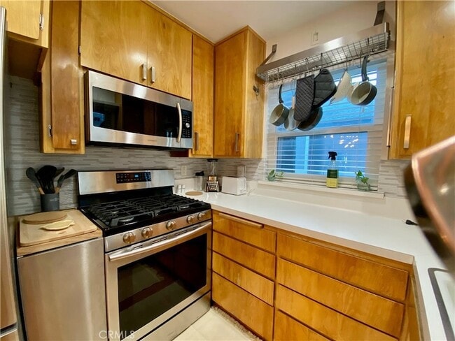 Building Photo - 23870 Lakeview Dr