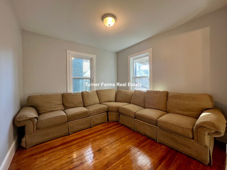 Building Photo - 10 Bucknam St