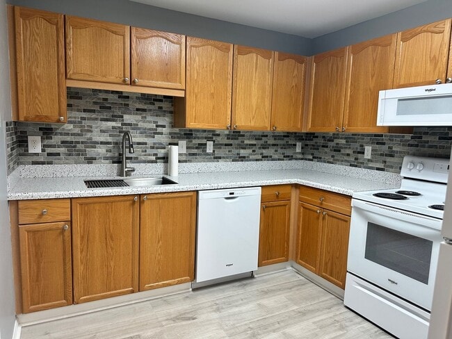 Building Photo - Gorgeous 2 bed/2 bath located in gated community!