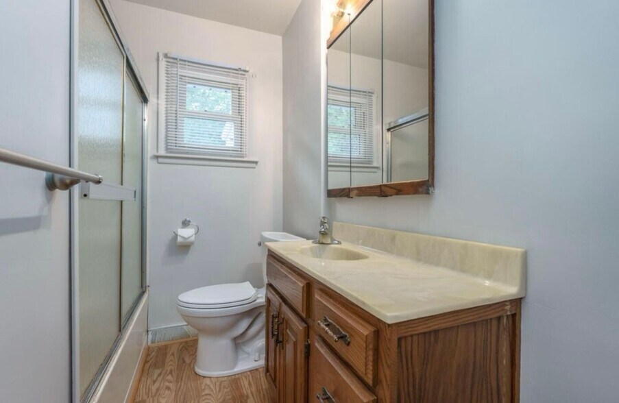 Building Photo - 1735 Forest Dr