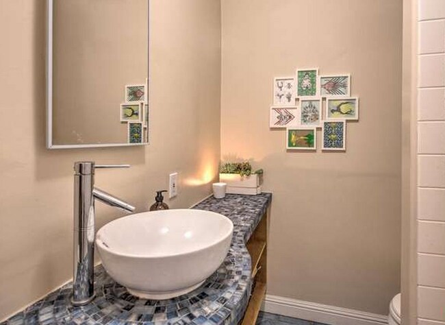Building Photo - Beautifully Remodeled Home in Fantastic Westside Village/Palms location